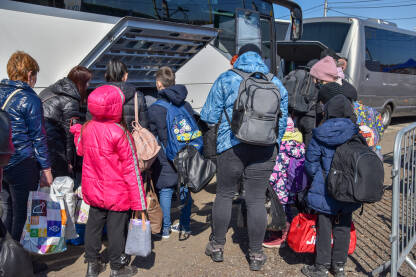 Izbjeglice iz Ukrajine Žene i djeca iz Ukrajine na granici sa Slovačkom. Izbjeglice iz Ukrajine ulaze u autobus i idu ka zemljama Evropske unije.