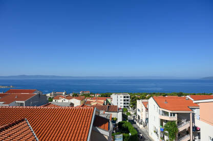 Apartmani na moru Apartmani na moru. Krovovi kuća uz Jadransko more. Aparmanizacija obale. Makarska, Hrvatska.