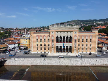 Sarajevo, Bosna i Hercegovina: Gradska vijećnica Sarajeva, snimak dronom. Zgrade u starom gradu.