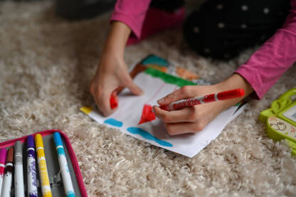 Dijete crta i boji.