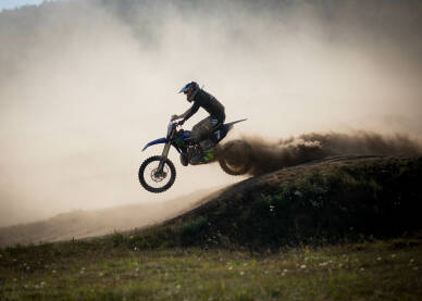 Motocross utrka Motorista na skoku