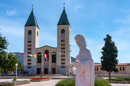 Crkva sv. Jakova u Međugorju Crkva svetog Jakova je katolička župna crkva hodočasničkog mjesta Međugorja i općine Čitluk u Bosni i Hercegovini. Posvećena je apostolu sv. Jakovu. O župi brinu franjevci iz Franjevačke provincije.