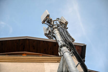 GSM antena na krovu kuće. Telekomunikacione antene na zgradi. GSM antena na krovu kuće. Telekomunikacione antene na zgradi. GSM antene mogu uzrokovati probleme sa zdravljem.