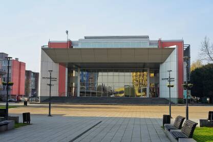 Kulturni centar Gradiska smješten je u samom centru grada. U njemu je takođe smjesteno Gradsko pozorište Gradiska, Radio televizija Gradiska i KUD Kolovit.