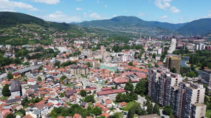 Centar Zenice Pogled dronom na zapadni dio grada Zenice, sa nizom zgrada "Kineski zid", Lamela, gradskom tržnicom, Bosanskim narodnim pozorištem.