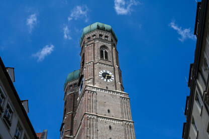 Minhen Minhen, Njemačka. Tornjevi crkve Frauenkirche. München, glavni grad njemačke pokrajine Bavarske. Simbol Minhena.