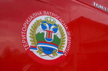 Vatrogasci, Teslić Grb teritorijalne vatrogasne jedinice Teslić na vatrogasnom vozilu.
