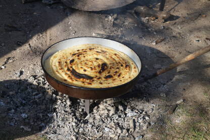 Pita ispod sača Bosansko tradicionalno jelo pita ispod sača.