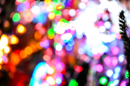 Mnoštvo šarenih svjetlećih ukrasa. Zamućena novogodišnja i božićna svjetla. Mnoštvo šarenih svjetlećih ukrasa. Led lampice. Bokeh.