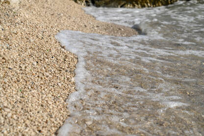 Morski talasi More i valovi. Tropska plaža sa zlatnim sitnim pijeskom. Prekrasna pješčana plaža tokom ljeta.