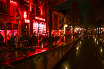 Amsterdam, Nizozemska: Crvena četvrt u centru grada. Amsterdam, Nizozemska: Crvena četvrt u centru grada. Popularno turističko odredište i mjesto gdje je legalizirana prostitucija. Turisti istražuju grad.