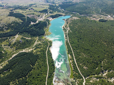 Prelijepo jezero u prirodi, snimak dronom. Prelijepo jezero u prirodi, snimak dronom. Jezero između planina. Jezero Mandek, Livno, BiH.