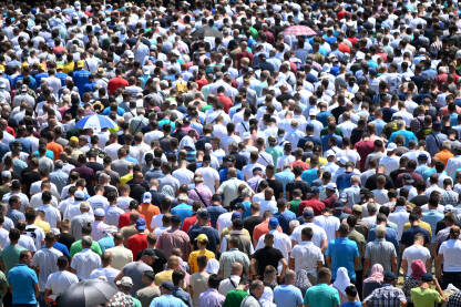 Vjernici muslimani tokom molitve Vjernici muslimani tokom molitve.