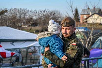 Poljski vojnik Poljski vojnik nosi izbjegličko dijete iz Ukrajine.