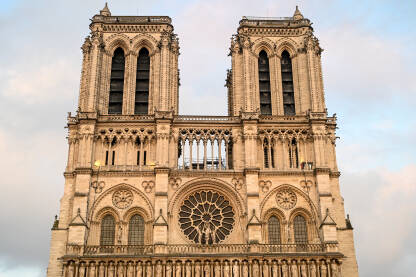 Katedrala Notre Dame u Parizu Pariz, Francuska: Katedrala Notre Dame tokom rekonstrukcije. Srednjovjekovna katolička katedrala posvećena Djevici Mariji.