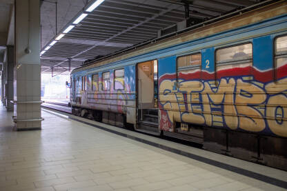 Stari voz, Železnička stanica Prokop, Beograd, Srbija Voz iscrtan grafitima, Glavna železnička stanica Prokop, Beograd, Srbija.