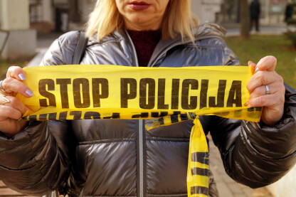 Procesuiranje nasilnika, odgovor institucija na nasilje Žena drži traku "stop policija". Žrtva nasilja traži pravdu i kažnjavanje nasilnika.
Fotografija besplatna za medijsku upotrebu, komercijalno korištenje zabranjeno.
Autorka: Alma Hasanović