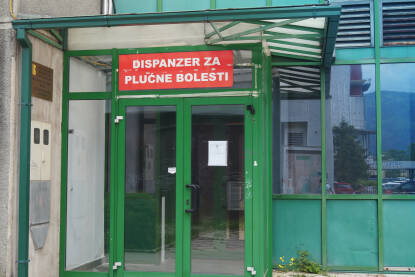 Dispanzer za plućne bolesti, Ilidža Zelena vrata doma zdravlja Ilidža sa tablom dispanzer za plućne bolesti.