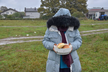 Žena u migrantskom kampu Žena u improvizovanom kampu u Velikoj Kladuši, Bosna i Hercegovina. Migranti i izbjeglice dobijaju hranu od lokalnih volontera. Žena drži hranu koju je dobila od lokalnih stanovnika.