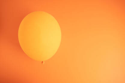 Narandžasti balon Narandžasti balon na istojojnoj podlozi sa prazni prostorom za pisanje, tekst, reklamu, copy space.