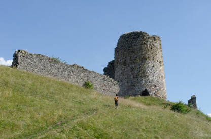 Stari grad Bjelaj, Bosanski Petrovac Stari grad Bjelaj se nalazi u blizini Bosanskog Petrovca. Prvi put se spominje 1495. Iste godine počinje njegovo utvrđivanje zbog osmanskih napada. Gradom je upravljao dizdar. Napušten je 1838.