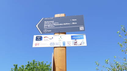 Park prirode Skakavac. Tabla sa kilometražom i najbližim mjestima od parka prema gradu Sarajevu.