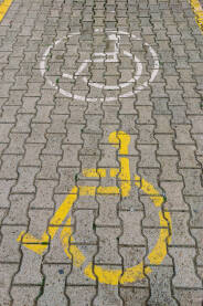 Parking za osobe sa invaliditetom Znak za parking mjesta rezervisana za osobe sa invaliditetom na parkingu.