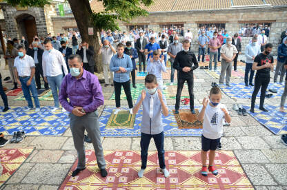 Ljudi se mole u džamiji. Bajram namaz. Ljudi se mole u džamiji. Bajram namaz.
