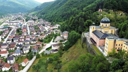 Franjevački samostan Duha Svetoga u Fojnici Franjevački samostan Duha Svetoga nalazi se u Fojnici, ispod brda Križ. Starost samostana nije moguće precizno utvrditi, no dokumenti potvrđuju nazočnost franjevaca u Fojnici još početkom 14 stoljeća.