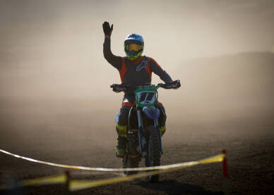 Motocross utrka Vozač cross motora tokom trke. Motocross trka. Takmičenje u vožnji cross motora