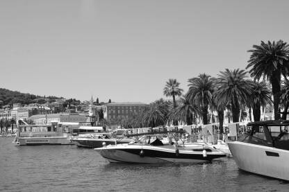 Marina u Splitu.Usidreni gliseri i brodići u luci pokraj Rive.