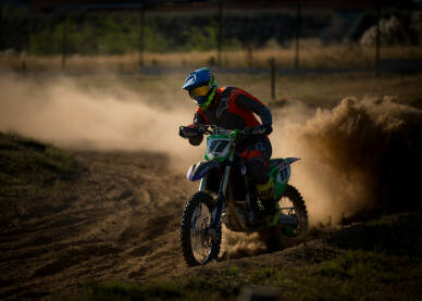 Motocross utrka Vozač cross motora tokom trke. Motocross trka. Takmičenje u vožnji cross motora.