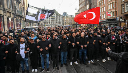 Navijači turskog Bešiktaša na ulici. Grupa navijača na ulici. Navijači turskog Bešiktaša na ulici. Beşiktaş J.K.