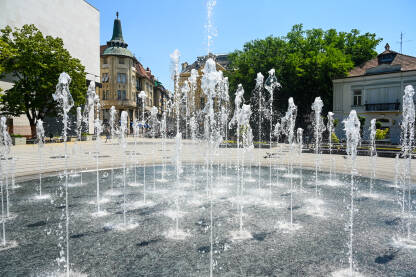 Fontana na gradskom trgu u Subotici Subotica, Vojvodina, Srbija: Fontana na gradskom trgu. Voda u fontani u gradu.