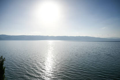 Ohridsko jezero, Sjeverna Makedonija. Ohridsko jezero, Sjeverna Makedonija, panorama. Ohridsko jezero smješteno je na granici Sjeverne Makedonije i Albanije.