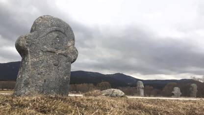 Stećak Nekropola stećaka Maculje smještena je između Novog Travnika i Gornjeg Vakufa. Narodna tradicija dala je nekropoli ime Kameni svatovi. Nekropola ima 101 stećak i 16 krstova.