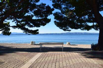 Klupa na plaži. Tučepi, Hrvatska.