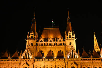 Budimpešta, Mađarska: Zgrada parlamenta. Mađarski parlament noću. Osvijetljena zgrada.
