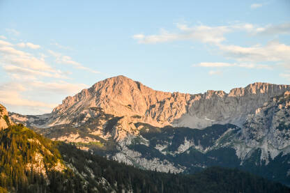 Planinski vrhovi Planinski vrhovi tokom zalaska sunca. Trnovački Durmitor, Crna Gora.