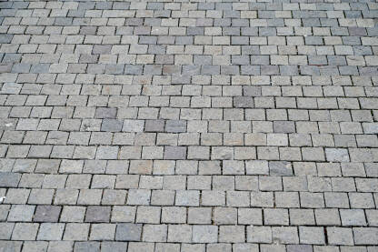 Popločana ulica. Popločana ulica. Cigle na saobraćajnici u gradu.