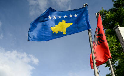 Zastave Kosova i Albanije. Zastave Kosova i Albanije na jarbolu.