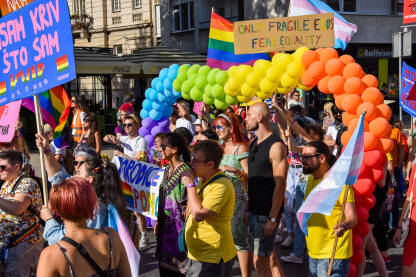 Povorka ponosa 2022 Povorka ponosa u Sarajevu, 2022. godine. Učesnici nose transparente i dugine zastave. Protest za prava LGBTIQ zajednice.