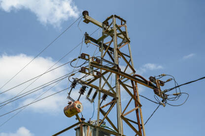 Dalekovod Dalekovod i kablovi. Prijenos električne energije. Transformator na stubu.