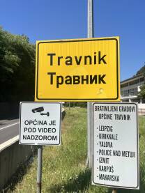 Tabla na ulazu u Travnik Tabla na ulazu u grad Travnik, Bosna i Hercegovina. Tabla sa natpisom Travnik, vertikalna