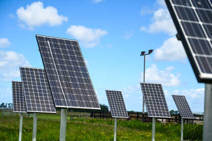 Solarni paneli Solarne ćelije. Solarni paneli. Proizvodnja čiste obnovljive električne energije od sunca. Fotonaponske solarne ćelije.