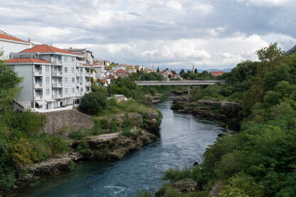 Rijeka Neretva u Mostaru Rijeka Neretva u Mostaru i pješački most