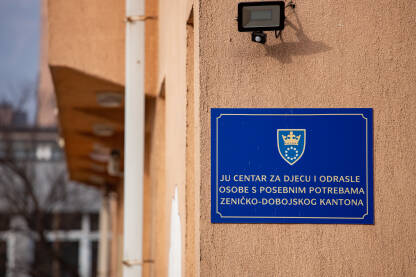 Centar za osobe sa invaliditetom Tabla na ulazu u Centar za djecu i odrasle osobe s posebnim potrebama Zeničko-dobojskog kantona.