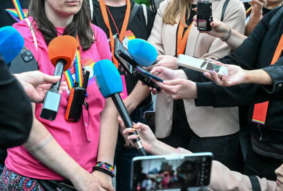 Konferencija za medije Mnogo mikrofona na press konferenciji. Snimanje zvuka. Novinarstvo. Ruke reportera i novinara drže mikrofone.