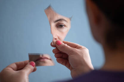 Žena žrtva nasilja sastavlja sama sebe pomoću dijelova ogledala. 

Fotografija besplatna za ilustrovanje medijskih sadržaja o nasilju, svako drugo korištenje je zabranjeno.

Autor: Amel Uzunović