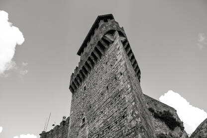 Crno-bijela fotografija srednjovjekovne tvrđave i zidova. Republika San Marino: crno-bijela fotografija srednjovjekovne tvrđave Guaita ili Rocca. Kula i zidine starog dvorca. San Marino je peta najmanja država na svijetu.